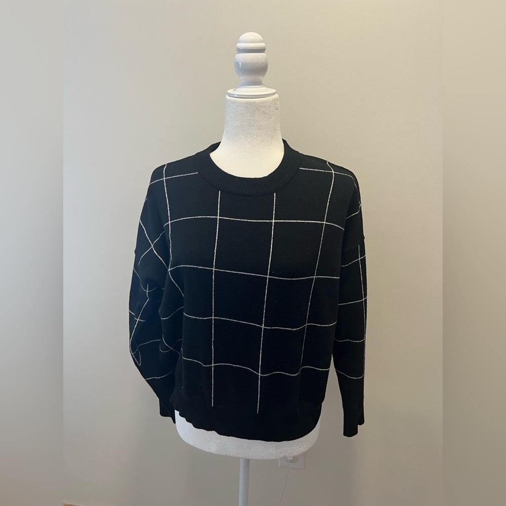 5/$25 Tahari Black and White Plaid Sweater- Medium - Picture 2 of 5